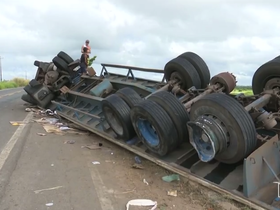 Carreta tomba na BR-316 e carga com celulares e TVs é saqueada