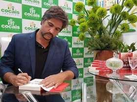 Leo Chaves faz sessão de autógrafos de livro no Cocais Shopping