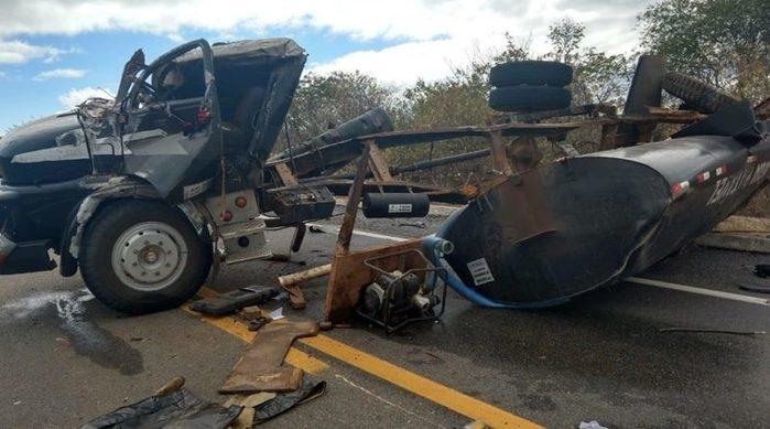 Caminhão-pipa tomba na BR-407 (Crédito: Portal Cidades em Foco)