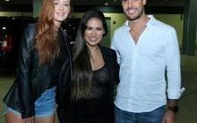Marina Ruy Barbosa e Xandinho posam com Simone em show