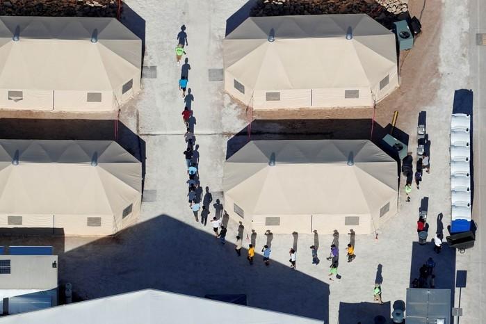 Crianças imigrantes, muitas delas separadas dos pais sob a política de tolerância zero do governo Trump (Crédito: Mike Blake/Reuters)