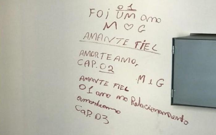 Autor do crime riscou parede de hotel (Crédito: Polícia Civil/ Divulgação)