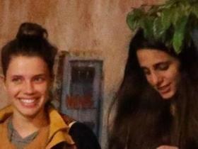 Bruna Linzmeyer e Priscila Visman curtem jantar e trocam beijos