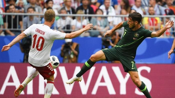 Christian Eriksen (esq) em disputa Mathew Leckie (dir) em Dinamarca x Austrália (Crédito: Reprodução/Getty Images)