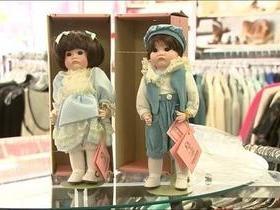 Funcionários de brechó acham R$ 136 mil em caixa de boneca doada