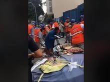 Funcionários de Prefeitura recolhem cobertores de moradores de rua