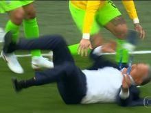 Tite leva tombo e rola no chão ao celebrar gol do Brasil