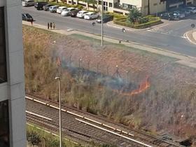 Fogos de artifício após vitória do Brasil atingem linha do metrô