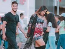 Com barrigão, Mayra Cardi posa com Arthur Aguiar em Nova York