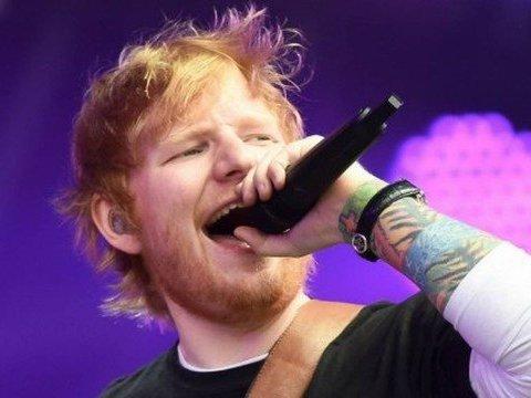 Ed Sheeran para show de 60 mil pessoas para ir ao banheiro 2 vezes