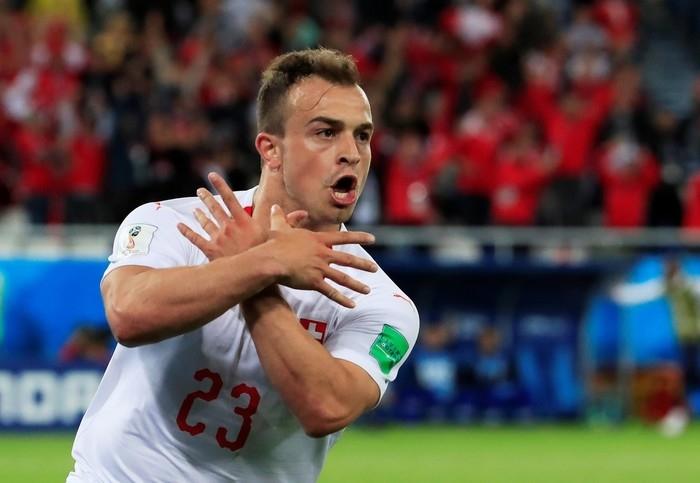 Shaqiri e a comemoração polêmica após o gol da vitória (Crédito: REUTERS/Gonzalo Fuentes)