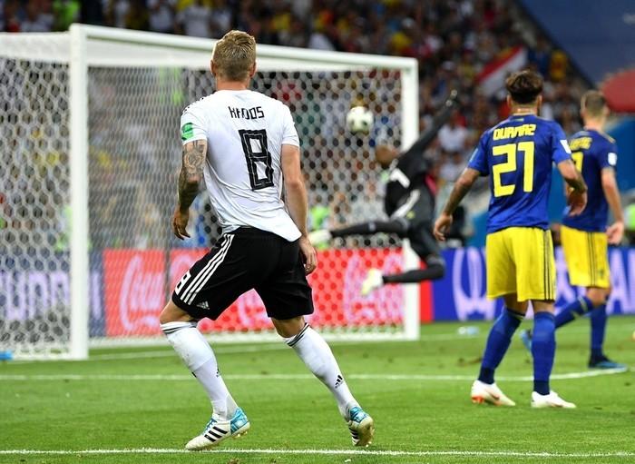 Belo gol de Kroos no fim do jogo contra a Suécia (Crédito: Getty Images)