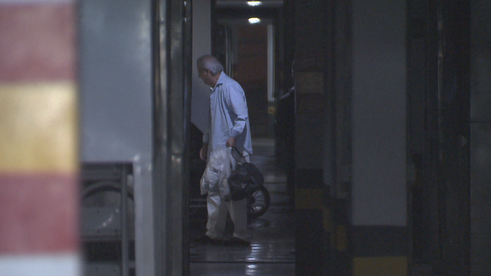  O ex-ministro José Dirceu acena para porteiro ao chegar no apartamento dele, em Brasília  (Crédito: Reprodução/TV Globo)