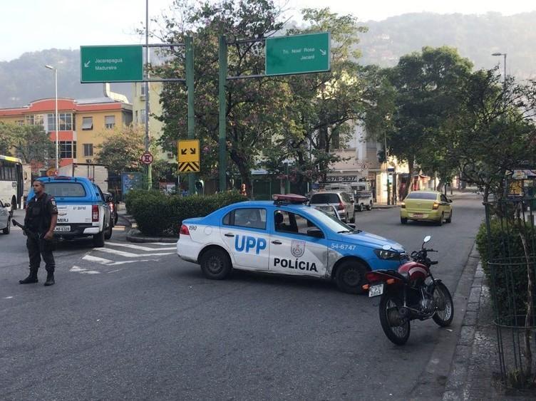 Rio: PM é carregado por colegas após levar tiro na cabeça