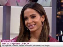 Em entrevista, Anitta se confunde no inglês e diverte jornalistas