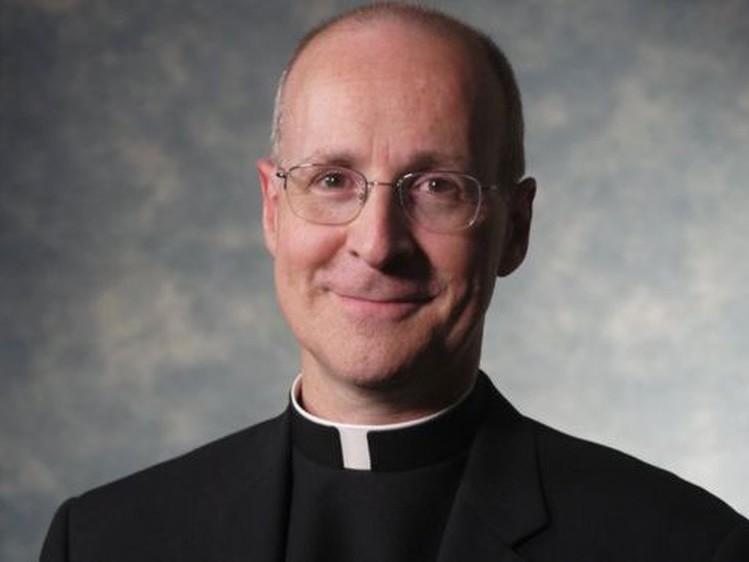 Padre do Vaticano:"Precisamos parar de tratar LGBTs como leprosos"