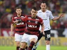 Flamengo vence o Corinthians, lidera e abre quatro pontos