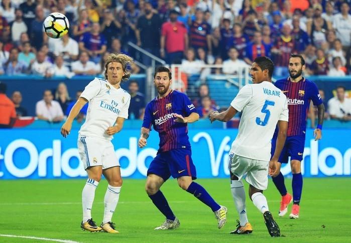  Messi chuta a gol, observado por Varane  (Crédito: Gety Images)