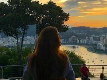 Marina Ruy Barbosa come pastel com caldo de cana em feira livre
