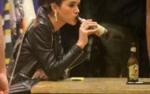 Sem poder ir para Rússia,Bruna Marquezine sai para beber com amigos