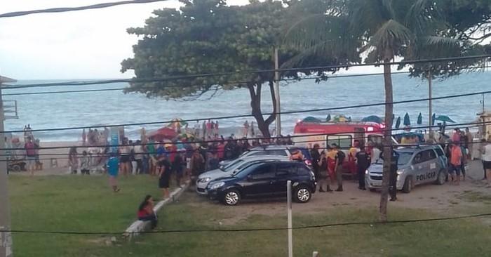 Banhistas se aglomeram em praia no Grande Recife após jovem de 18 anos ser atacado por tubarão (Crédito: Reprodução/WhatsApp)