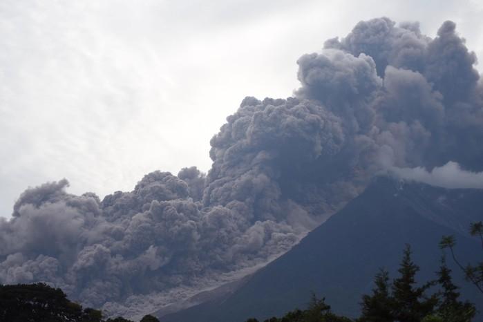 Erupção do Vulcão de Fogo vista da cidade de Alotenango, no departamento de Sacatepequez, no domingo (3) (Crédito: Orlando Estrada / AFP )