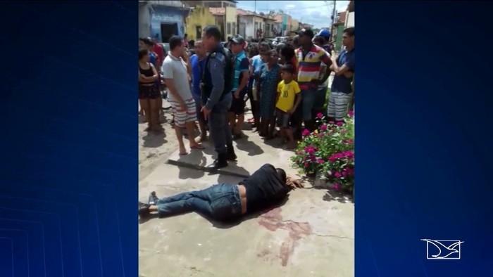Assaltante ferido ficou à espera do atendimento médico na calçada da casa (Crédito: Reprodução / TV Mirante)