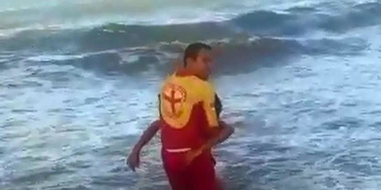 Vídeo exibe momento que jovem atacado por tubarão é resgatado
