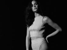 Bruna Marquezine posta foto com calcinha cavada em rede social