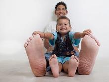 Dono dos maiores pés do mundo quebra próprio recorde 4 anos depois