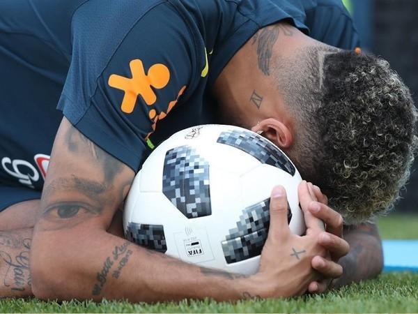 Bruna comenta foto de Neymar: "Nunca quis tanto ser uma bola"