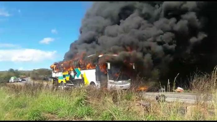  Ônibus que saiu de Brasília para o Piauí pega fogo na Bahia (Crédito: Reprodução/ Portal Bahia Notícias)
