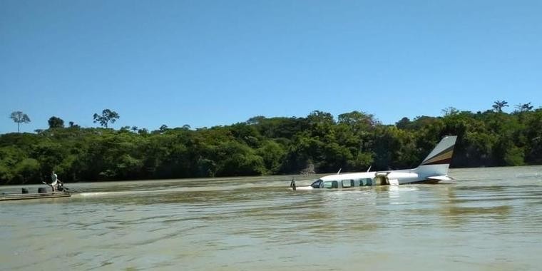 Polícia faz buscas por passageiros que teriam sido mortos em voo