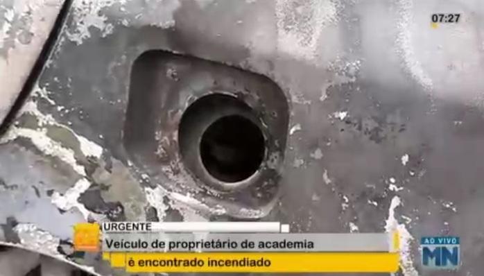 Veículo encontrado incendiado (Crédito: Reprodução/TVMN)
