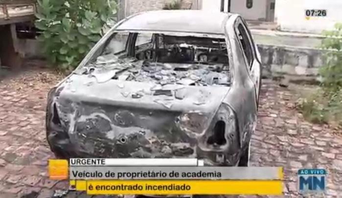 Veículo encontrado incendiado (Crédito: Reprodução/TVMN)
