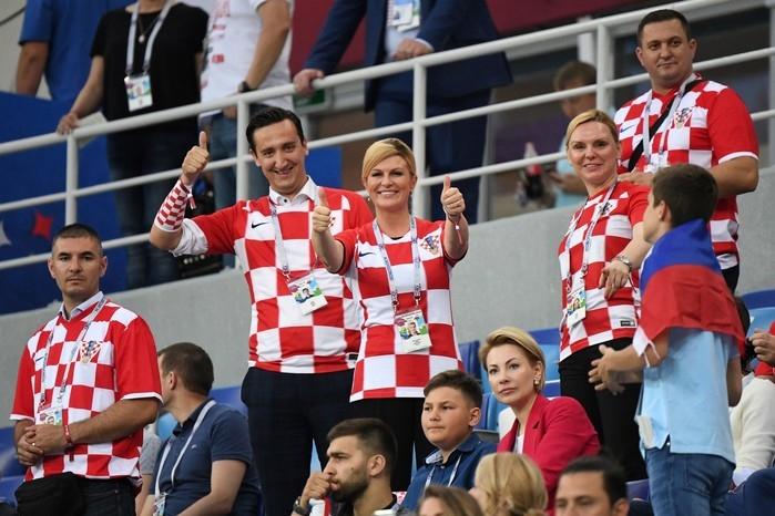 A presidente da Croácia, Kolinda Grabar-Kitarovic, no meio da torcida (Crédito: AFP)