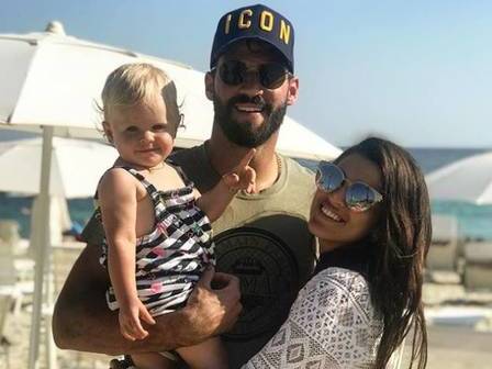 Alisson é tietado nas férias em resort com diárias de R$ 6 mil