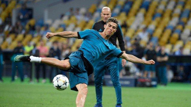 Cristiano treina antes de jogo (Crédito: LLUIS GENE / AFP)