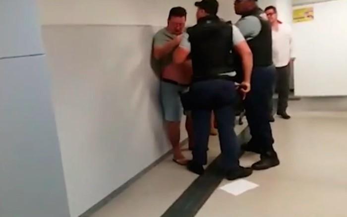 Cliente de banco é agredido por segurança após reclamar da demora no atendimento (Crédito: Reprodução)
