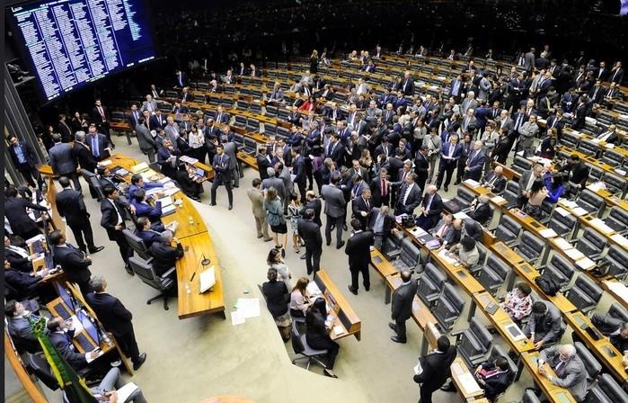 Deputados e senadores reunidos no plenário do Congresso durante a sessão da madrugada desta quinta-feira (12). (Crédito: Jonas Pereira/Agência Senado)