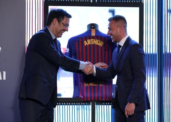 Arthur é apresentado no Barcelona diante de Josep Maria Bartomeu (Crédito: Albert Gea / Reuters)