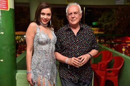 Jarbas Vasconcelos e Maria Melilo no pré-carnaval em Recife (Crédito: Gustavo Gloria/Folha de Pernambuco/Folhapress)