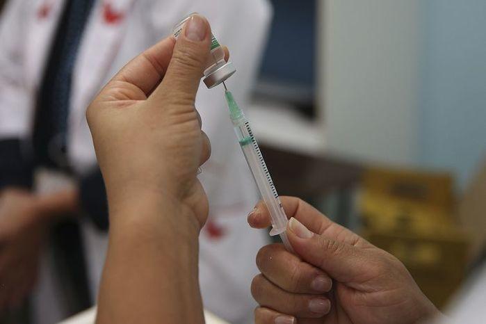 Desde 25 de junho, municípios que ainda tinham doses de vacina disponíveis estenderam a imunização para crianças de 5 a 9 anos e adultos de 50 a 59 anos (Crédito: (Marcello Casal Jr/Arquivo/Agência Brasil))