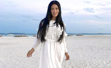 De férias nas Maldivas, Simaria posa de look todo branco na praia