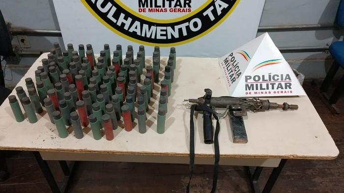   A submachine gun and powder tubes were seized after a man threatened his mother to Montes Claros [Crédit: Police militaire / Divulgation] 