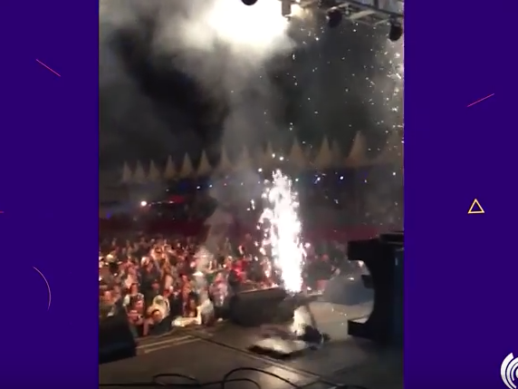 DJ fica ferido ao ser "engolido" por buraco no palco durante evento