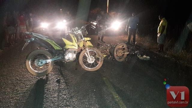 Colisão entre motos deixou duas pessoas mortas (Crédito: Reprodução/Portal V1)