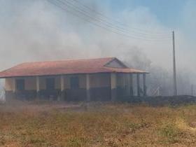 Fogo atinge área próxima a escola agrícola em Santo Inácio