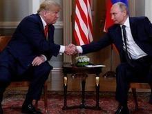 Detalhe em cena de aperto de mão entre Putin e Trump chama atenção