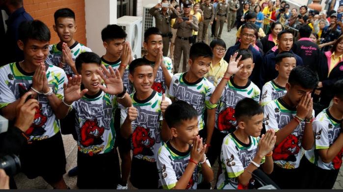 Os 12 meninos e seu treinador de futebol que foram resgatados de uma caverna inundada chegam para uma entrevista coletiva na província de Chiang Rai, Tailândia (Crédito:  REUTERS/Soe Zeya)